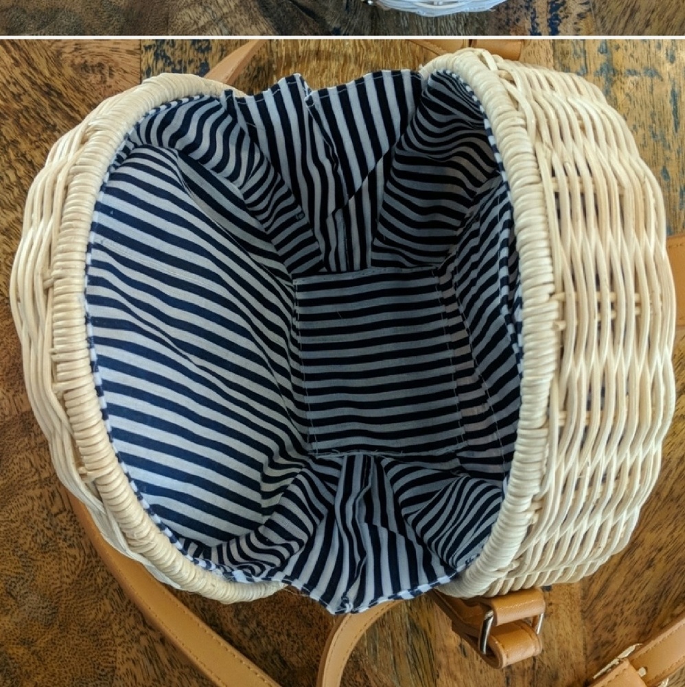 Round rattan straw crossbody - Picture 2 of 5